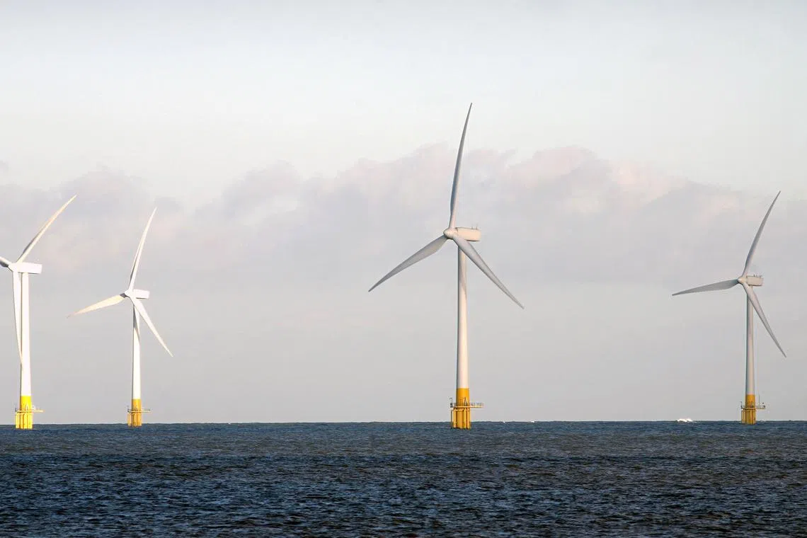Britain’s wind farms generated a record amount of electricity this year as gusty weather and a growing fleet of turbines softened the impact of soaring natural gas prices. 