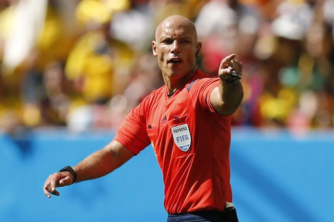 FILE PHOTO-Referee Howard Webb of England is pictured as he officiates the 2014 World Cup Group C soccer match between Ivory Coast and Colombia at the Brasilia national stadium in Brasilia June 19, 2014.  REUTERS/Ueslei Marcelino/File Photo
