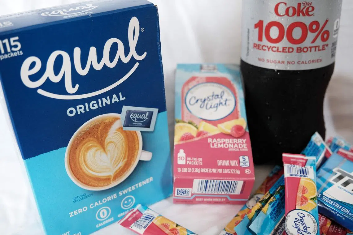 Examples of food products that contain the artificial sweetener aspartame.
