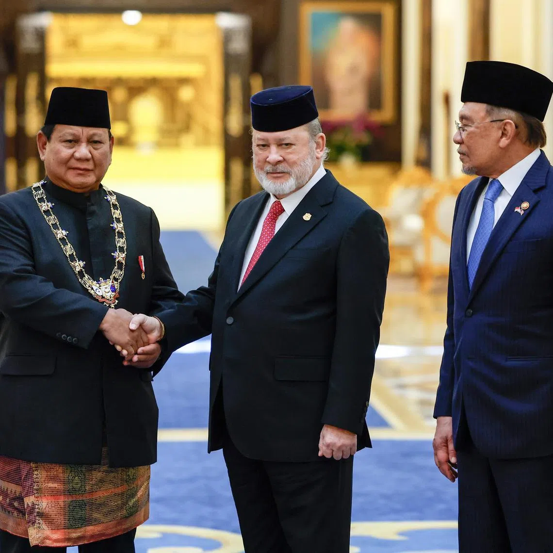 KUALA LUMPUR, 27 Jan -- Yang di-Pertuan Agong Sultan Ibrahim berkenan mengurniakan Darjah Kerabat Johor Yang Amat Dihormati I kepada Presiden Indonesia Prabowo Subianto (kiri) ketika menerima menghadap Prabowo di Dewan Seri Maharaja, Istana Negara hari ini.

Turut mengiringi Perdana Menteri Datuk Seri Anwar Ibrahim (kanan).

-- fotoBERNAMA (2025) HAK CIPTA TERPELIHARA

KUALA LUMPUR, Jan 27 -- His Majesty Sultan Ibrahim, King of Malaysia confers the Darjah Kerabat Johor Yang Amat Dihormati I (The Most Esteemed Order of the Johor Royal I) to Indonesian President Prabowo Subianto (left) at Dewan Seri Maharaja, Istana Negara today.

Also present Prime Minister Datuk Seri Anwar Ibrahim (right).

-- fotoBERNAMA (2025) COPYRIGHT RESERVED