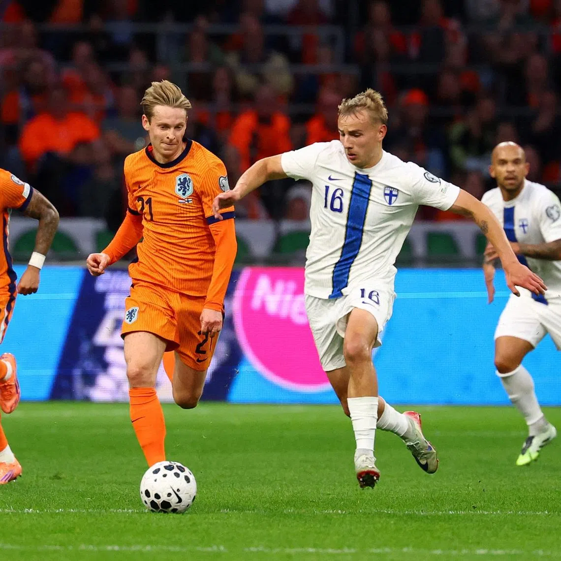 FILE PHOTO: Soccer Football - FIFA World Cup - UEFA Qualifiers - Group G - Netherlands v Finland - Johan Cruyff Arena, Amsterdam, Netherlands - October 12, 2025  Netherlands' Frenkie de Jong in action with Finland's Topi Keskinen REUTERS/Piroschka Van De Wouw/File Photo