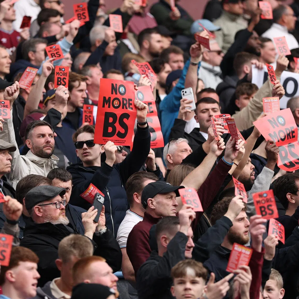 Soccer Football - Premier League - Aston Villa v West Ham United - Villa Park, Birmingham, Britain - March 22, 2026 West Ham United fans protest against Karren Brady and David Sullivan in the stands Action Images via Reuters/Andrew Boyers EDITORIAL USE ONLY. NO USE WITH UNAUTHORIZED AUDIO, VIDEO, DATA, FIXTURE LISTS, CLUB/LEAGUE LOGOS OR 'LIVE' SERVICES. ONLINE IN-MATCH USE LIMITED TO 120 IMAGES, NO VIDEO EMULATION. NO USE IN BETTING, GAMES OR SINGLE CLUB/LEAGUE/PLAYER PUBLICATIONS. PLEASE CONTACT YOUR ACCOUNT REPRESENTATIVE FOR FURTHER DETAILS..