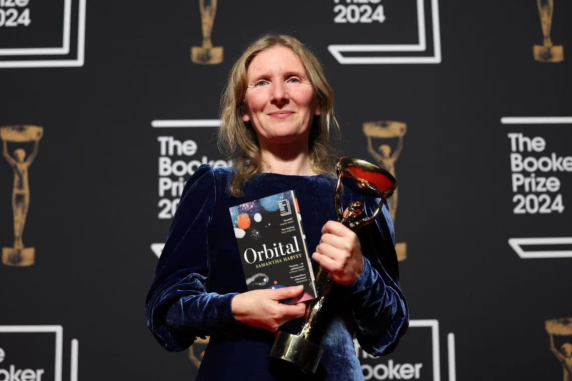 The novel follows two men and four women from Japan, Russia, the United States, Britain and Italy aboard the International Space Station and touches on mourning, desire and the climate crisis.