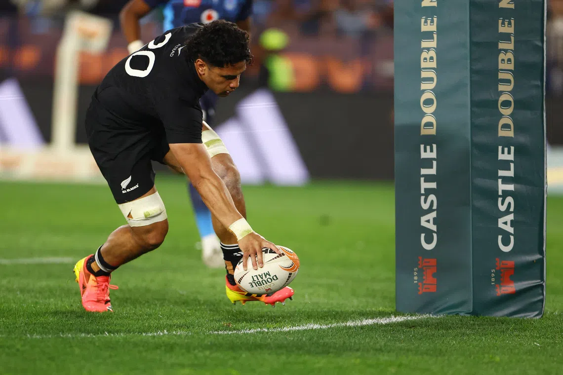 Rugby Union - New Zealand tour of South Africa - Bulls v New Zealand - Loftus Versfeld, Pretoria, South Africa - August 15, 2026 New Zealand's Wallace Sititi scores their eighth try REUTERS/Siphiwe Sibeko