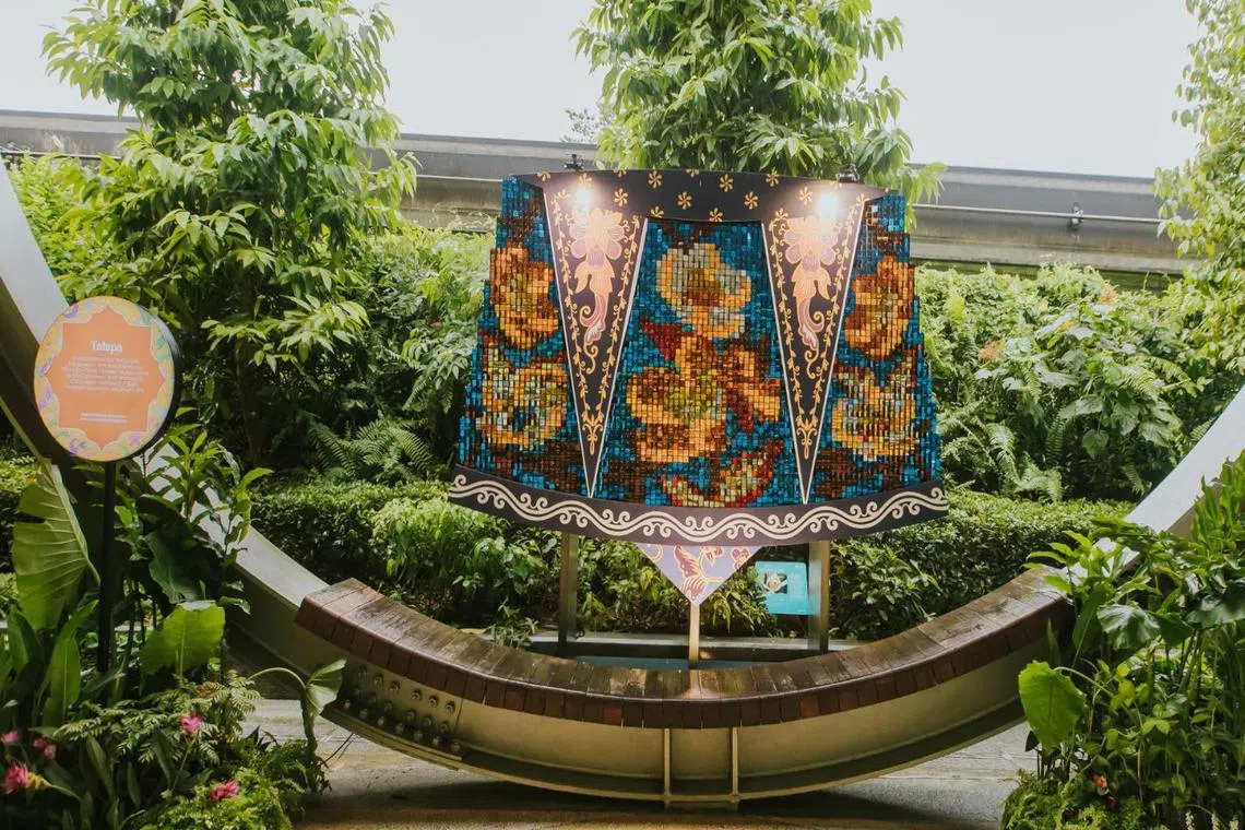 sentosa-peranakan-reimagined-show-giant-in-grace-mosaic-art