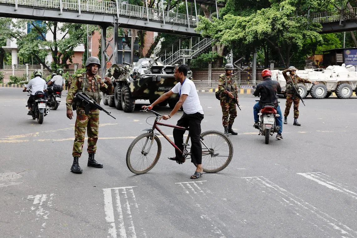 Members of the Bangladesh Army gesture to commuters on the second day of curfew, as violence erupted in parts of the country after protests by students against government job quotas, in Dhaka, Bangladesh, July 21, 2024. REUTERS/Mohammad Ponir Hossain/ File Photo