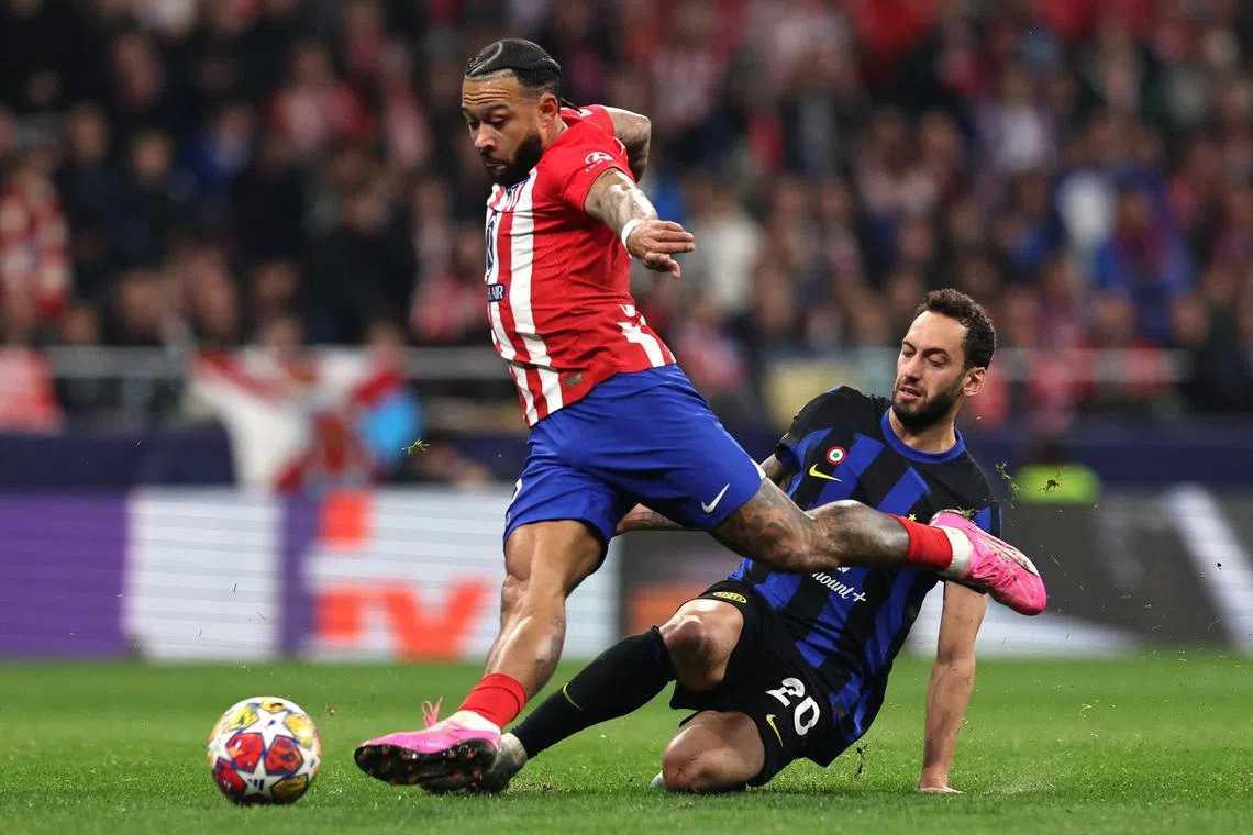 FILE PHOTO: Soccer Football - Champions League - Round of 16 - Second Leg - Atletico Madrid v Inter Milan - Metropolitano, Madrid, Spain - March 13, 2024  Atletico Madrid's Memphis Depay in action with Inter Milan's Hakan Calhanoglu REUTERS/Violeta Santos Moura/File Photo