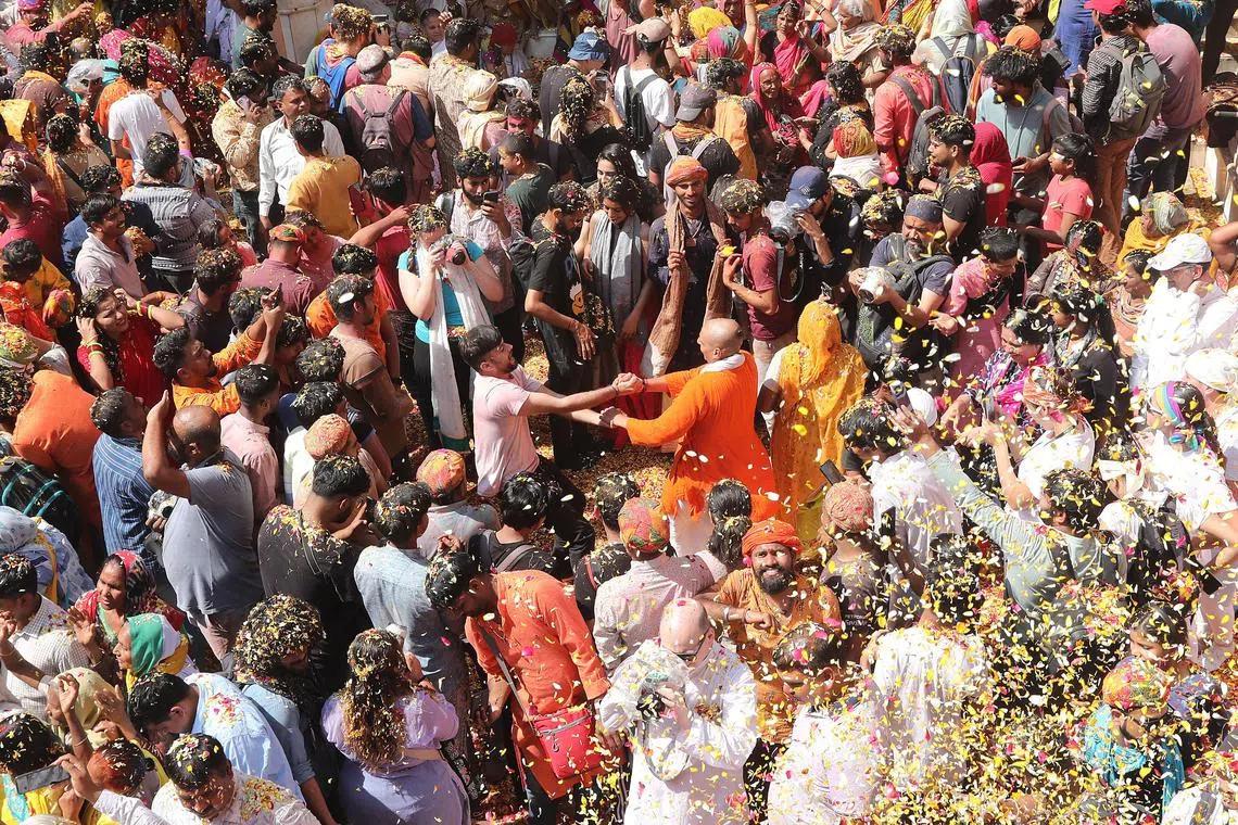 epa10506014 Devotees participate as widows celebrate the Holi festival in Vrindavan, Uttar Pradesh, India, 06 March 2023. Hundreds of widows from Vrindavan gathered for the tradition of the Hindu spring festival Holi, also known as Festival of Colors, that marks the beginning of the spring season and will be celebrated across the country on 08 March.  EPA-EFE/HARISH TYAGI