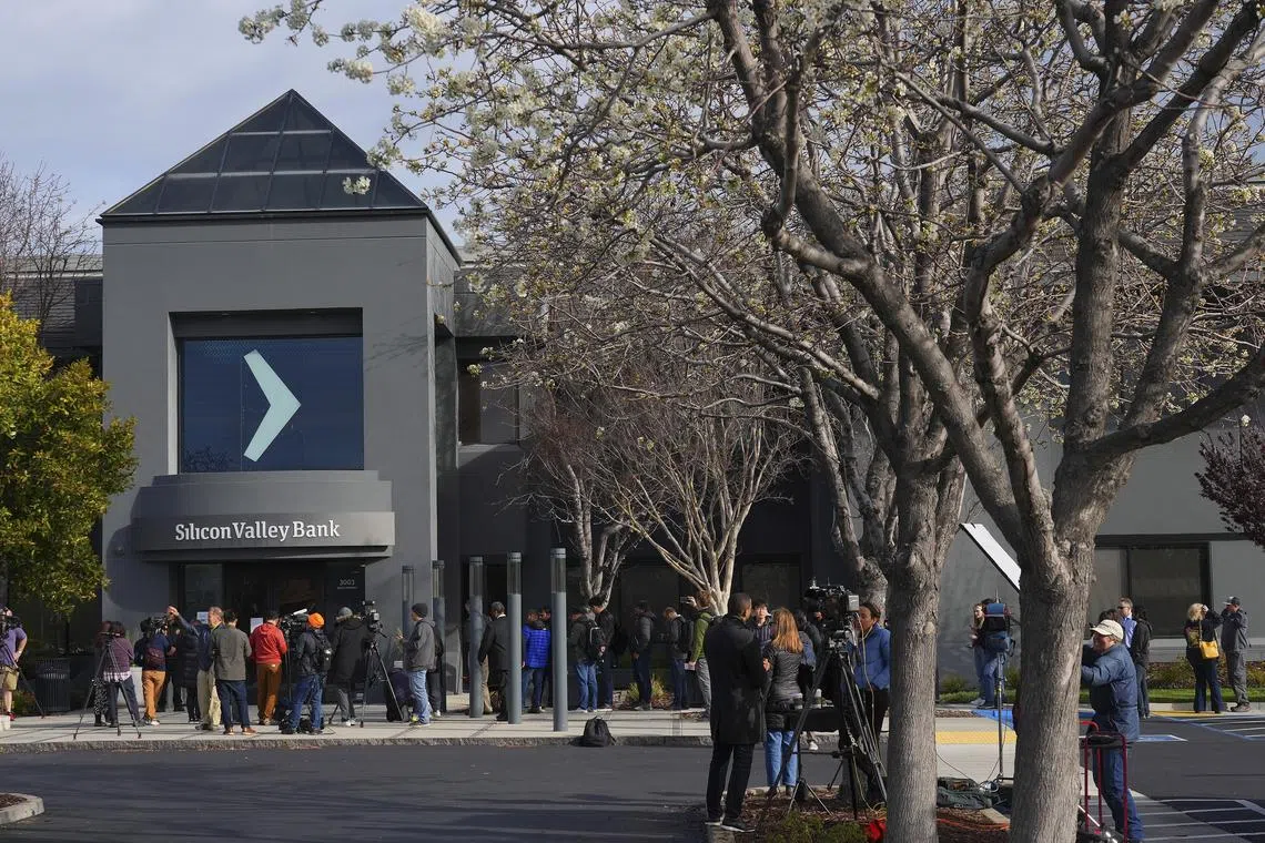 A line of clients outside the entrance to Silicon Valley Bank's headquarters in Santa Clara, Calif., March 13, 2023. Across the country, banks of various sizes are battling market turmoil as customers rushed to withdraw their deposits and investors, worried about more bank runs, dumped bank stocks. (Jim Wilson/The New York Times)