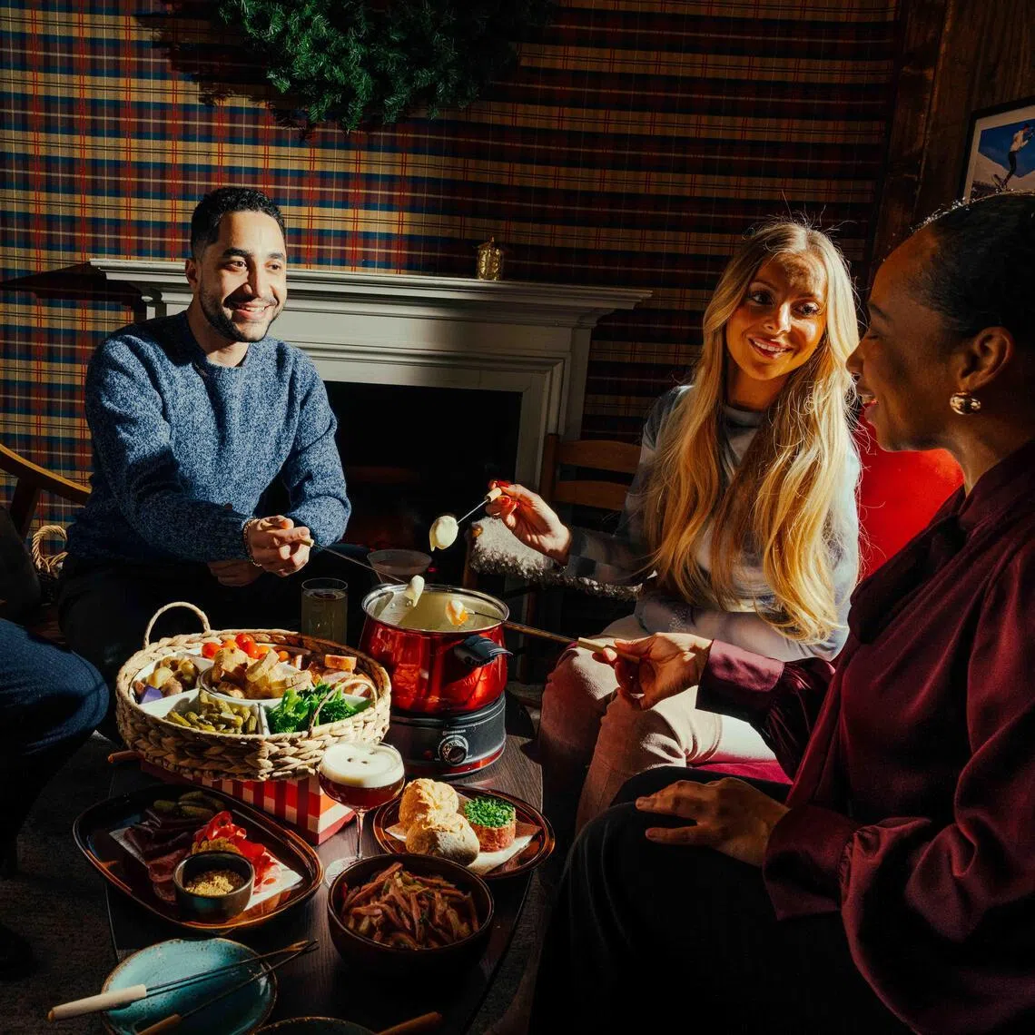 Patrons in a ski chalet on the roof of the Peninsula Hotel in New York, Dec. 16, 2025. Restaurants, bars and hotels have gone full aprs-ski, hold the skiing. (Janice Chung/The New York Times)