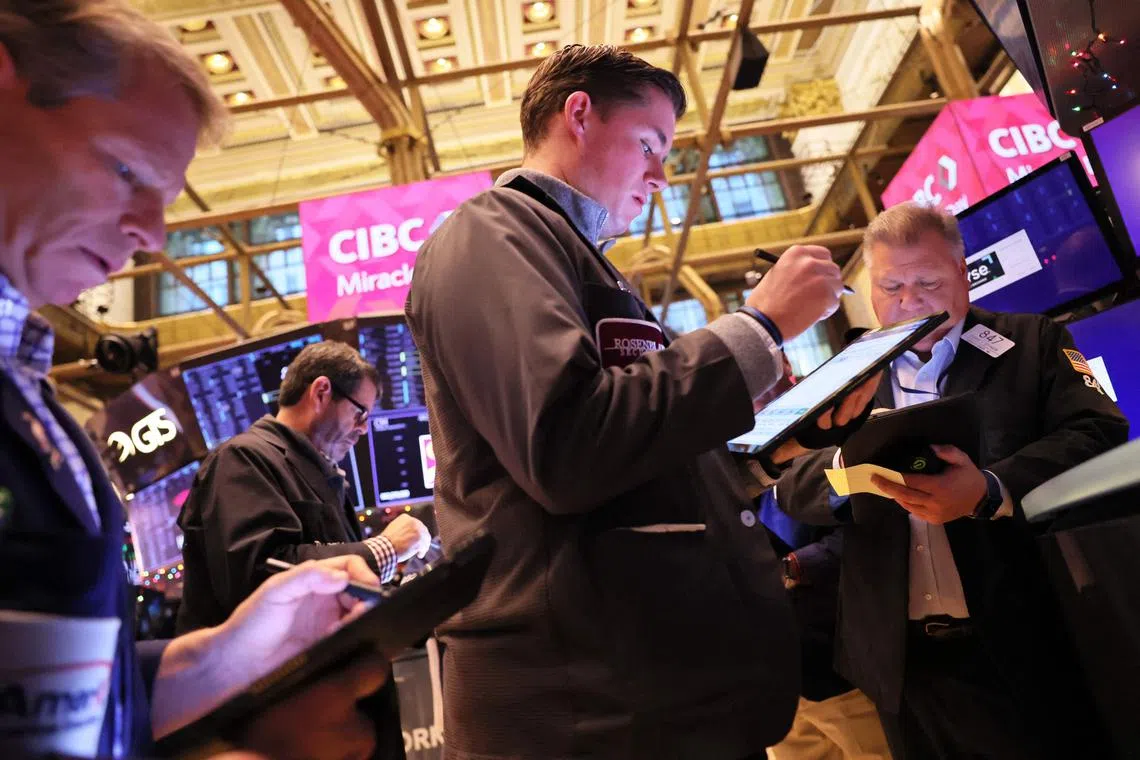 NEW YORK, NEW YORK - DECEMBER 02: Traders work on the floor of the New York Stock Exchange during morning tradingon December 02, 2022 in New York City. Stocks opened low this morning and are expected to rise after the release of the November jobs report that showed 263,000 jobs added in the month amid the surging rate hikes by the Federal Reserve.   Michael M. Santiago/Getty Images/AFP (Photo by Michael M. Santiago / GETTY IMAGES NORTH AMERICA / Getty Images via AFP)