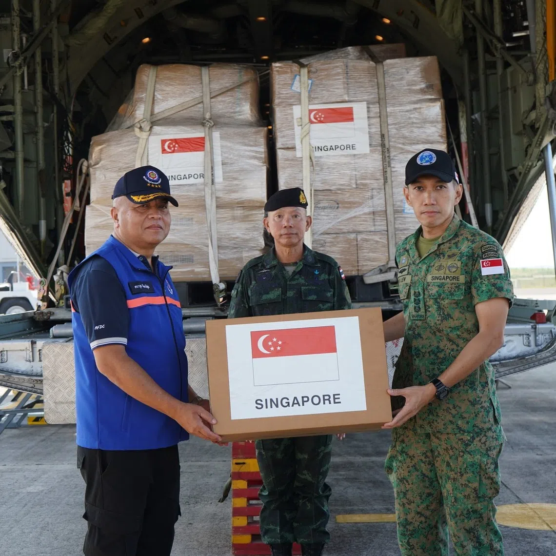 Director Changi RHCC Colonel Lew Tze Soon (right) handing over the humanitarian aid supplies to General Saravut Janpum (left), Commanding General of Armed Forces Development Command, witnessed by Chief of Defence Forces of the Royal Thai Armed Forces, General Ukris Boontanondha (centre).