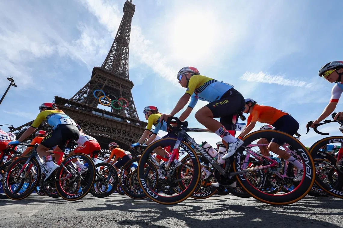 Paris 2024 Olympics - Road Cycling - Women's Road Race - Trocadero, Paris, France - August 04, 2024. Justine Ghekiere of Belgium at the start of the race as the Eiffel Tower is seen. REUTERS/Piroschka Van De Wouw/File Photo