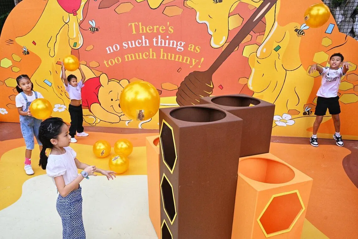 The Sweetest Drops challenges kids to aim and toss golden-yellow rubber balls into honeycomb-themed hoops