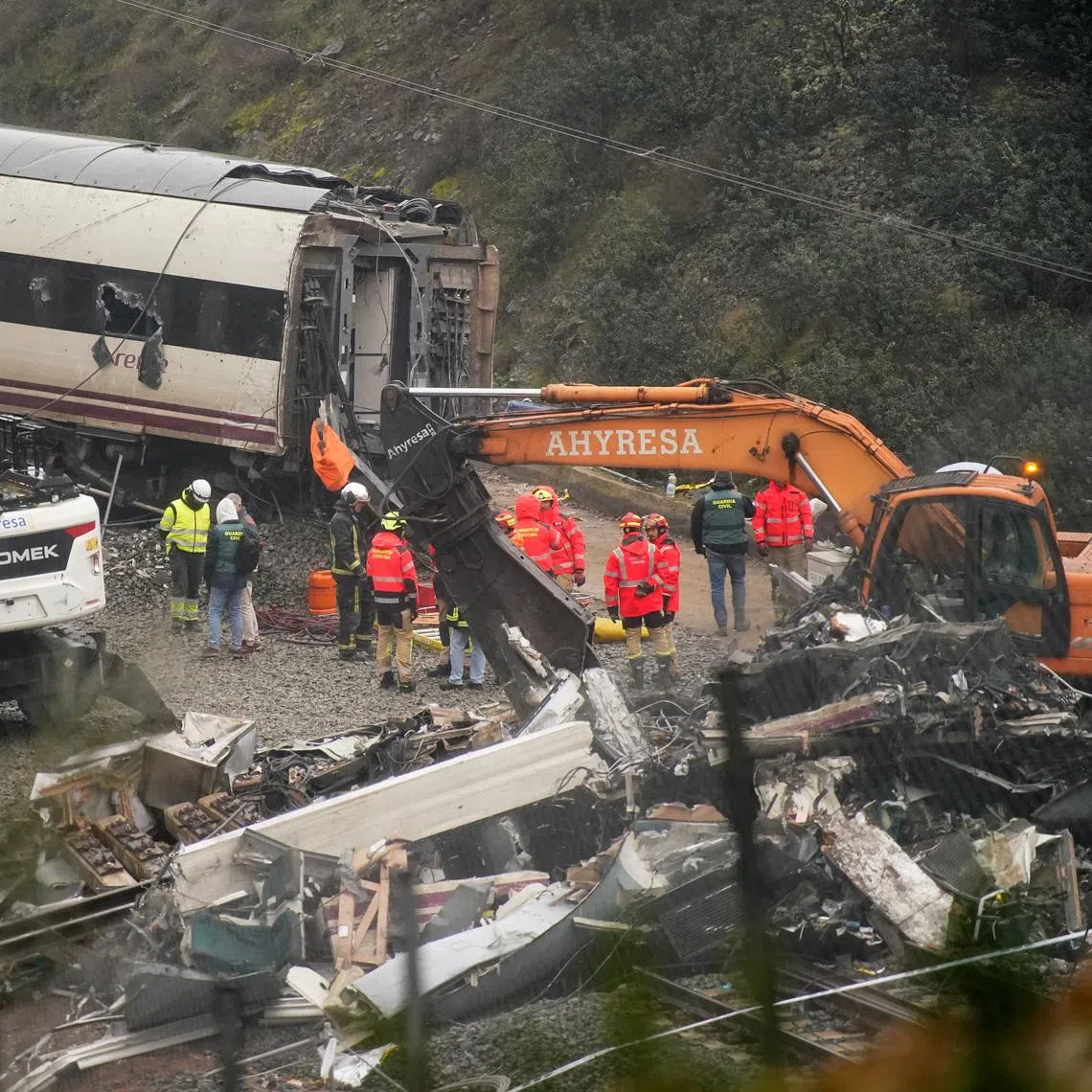 Workers operate heavy machinery as removal works continue following a deadly derailment of two high-speed trains near Adamuz, in Cordoba, Spain, January 21, 2026. REUTERS/Ana Beltran