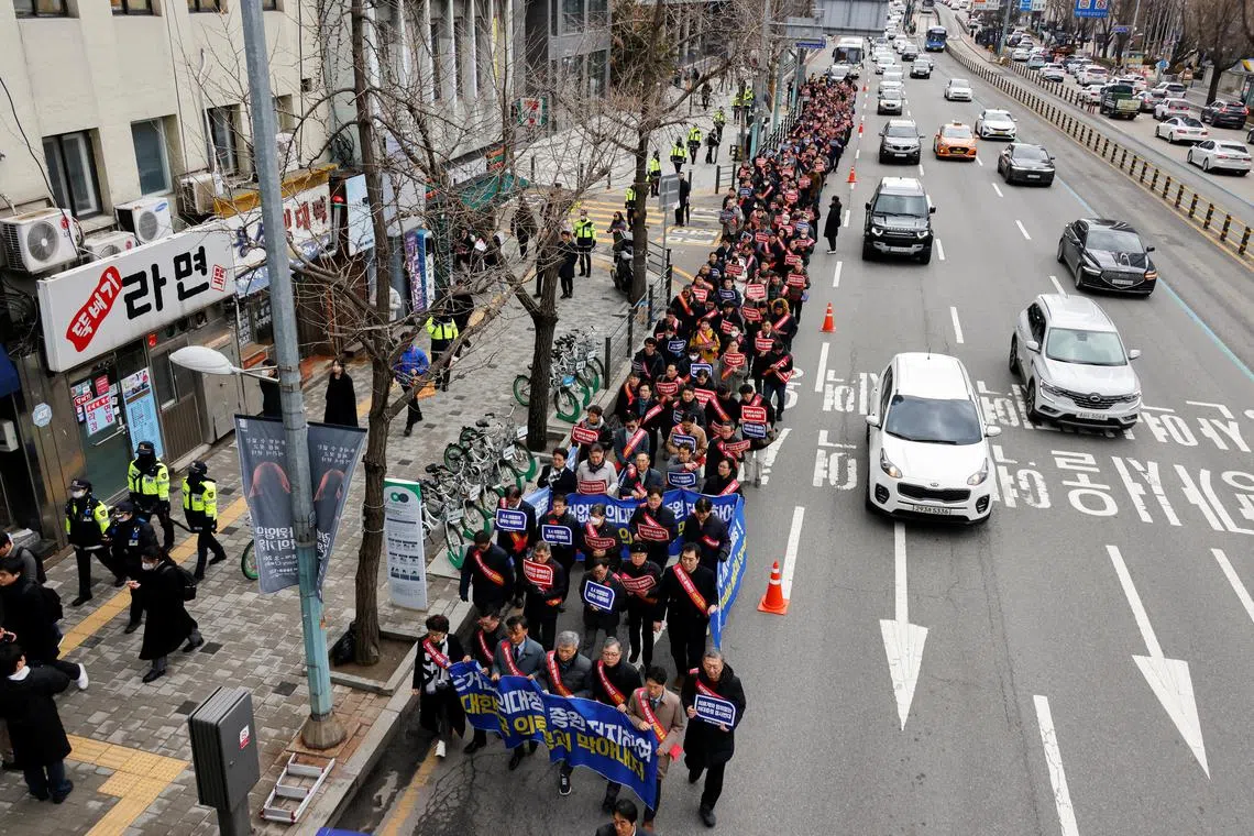South Korean doctors march to the Presidential Office to protest against the government's medical policy in Seoul, South Korea, February 25, 2024. REUTERS/Kim Soo-Hyeon/File Photo