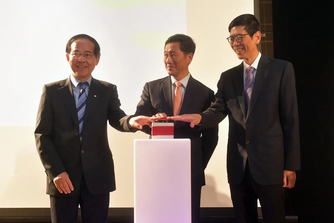 (From left) Professor Wang Linfa, Health Minister Ong Ye Kung and Professor Tan Chorh Chuan at the launch of the programme on Nov 3, 2022.