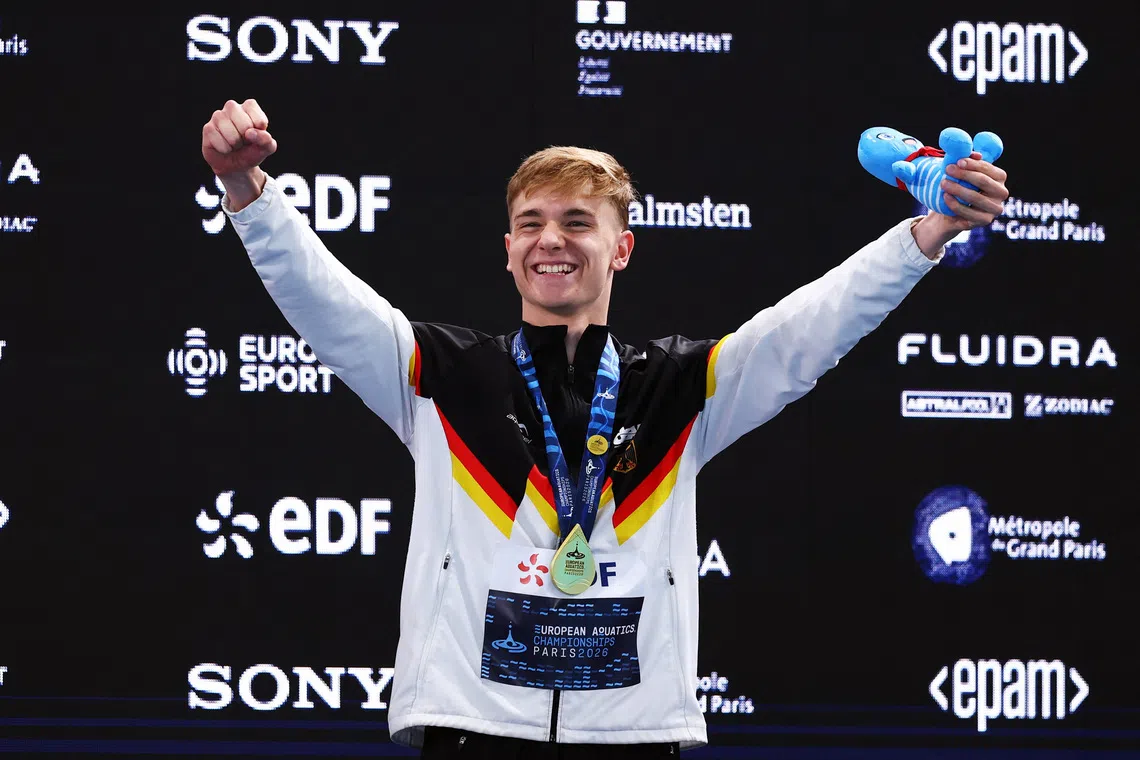 Swimming - European Aquatics Championships - Paris Aquatic Centre, Paris, France - August 15, 2026 Gold medallist Germany's Johannes Liebmann celebrates during the Men's 1500m Freestyle medal ceremony after setting a new world record REUTERS/Gonzalo Fuentes