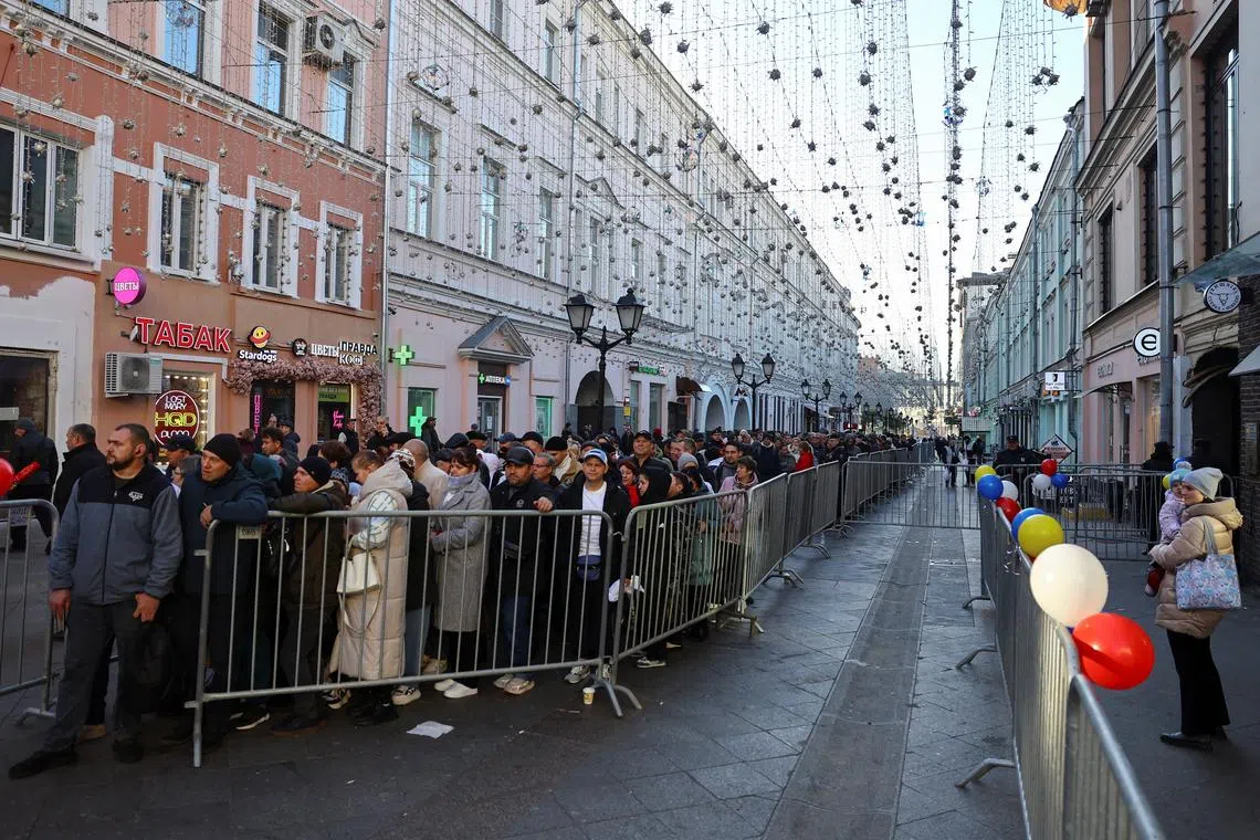 People queue outside a polling a station located in the embassy of Moldova, as the country holds a presidential election and a referendum on joining the European Union, in central Moscow, Russia October 20, 2024. REUTERS/Evgenia Novozhenina