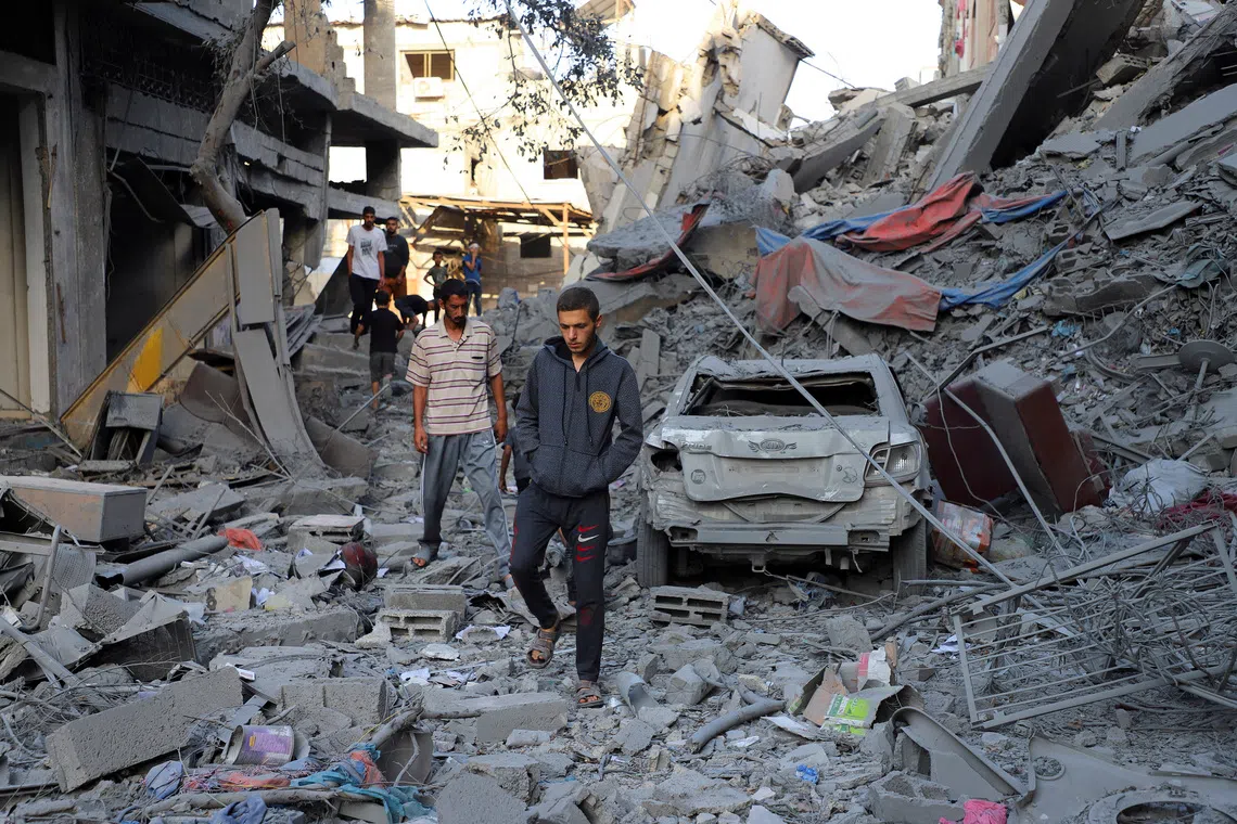 Palestinians inspect the site of Israeli strikes on houses at Shati (Beach) refugee camp, amid an Israeli military operation, in Gaza City, September 26, 2025. REUTERS/Ebrahim Hajjaj