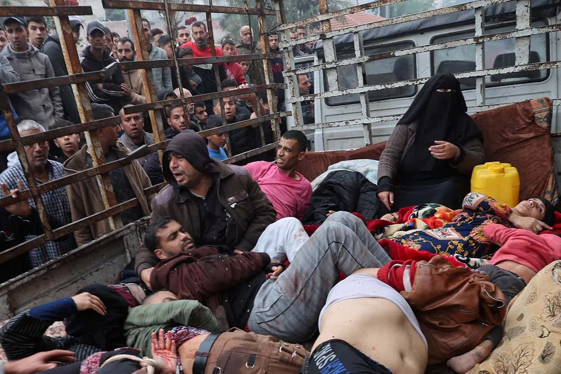 Wounded Palestinians are transported to Nasser hospital, following Israeli strikes, amid the ongoing conflict between Israel and Palestinian Islamist group Hamas, in Khan Younis in the southern Gaza Strip, December 5, 2023. REUTERS/Ibraheem Abu Mustafa TPX IMAGES OF THE DAY