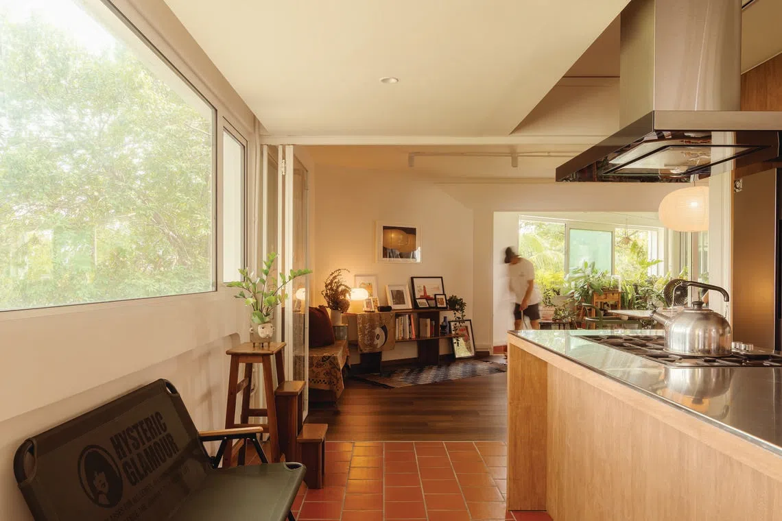 Da ilha da cozinha, o olhar se move para a antepara chanfrada e a área de estar.