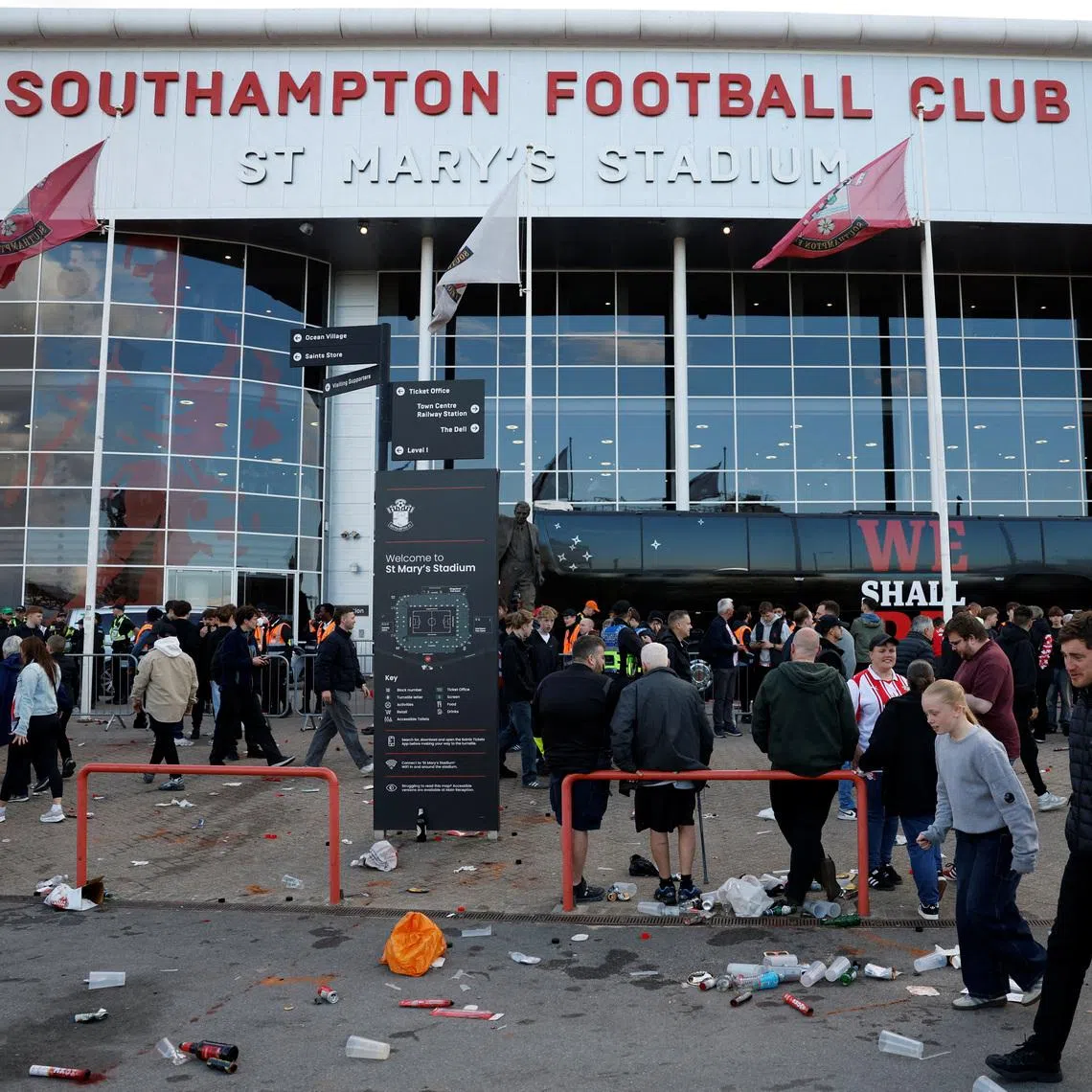 FILE PHOTO: Soccer Football - Championship - Play Offs - Semi Final - Second Leg - Southampton v Middlesbrough - St Mary's Stadium, Southampton, Britain - May 12, 2026 Southampton fans outside the stadium before the match. Action Images/Peter Cziborra EDITORIAL USE ONLY. NO USE WITH UNAUTHORIZED AUDIO, VIDEO, DATA, FIXTURE LISTS, CLUB/LEAGUE LOGOS OR 'LIVE' SERVICES. ONLINE IN-MATCH USE LIMITED TO 120 IMAGES, NO VIDEO EMULATION. NO USE IN BETTING, GAMES OR SINGLE CLUB/LEAGUE/PLAYER PUBLICATIONS. PLEASE CONTACT YOUR ACCOUNT REPRESENTATIVE FOR FURTHER DETAILS../File Photo