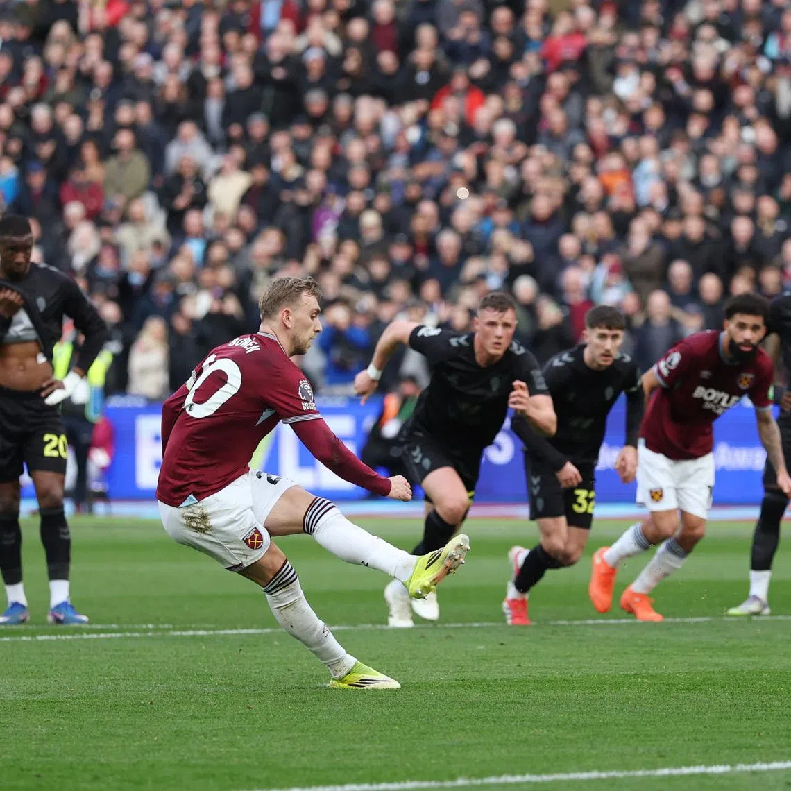 Soccer Football - Premier League - West Ham United v Sunderland - London Stadium, London, Britain - January 24, 2026  West Ham United's Jarrod Bowen scores their second goal from the penalty spot Action Images via Reuters/Paul Childs