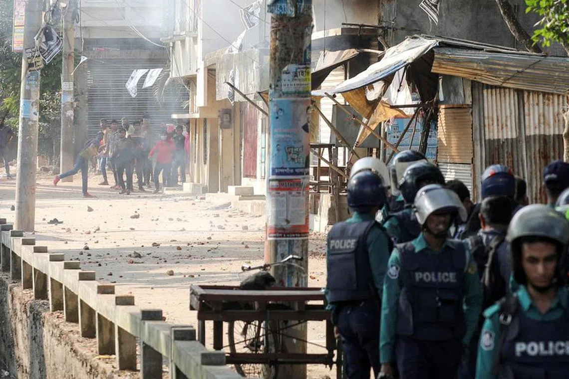 FILE PHOTO: People confront with police during the 12th general election in Chattogram, Bangladesh, January 7, 2024. REUTERS/Stringer/File Photo