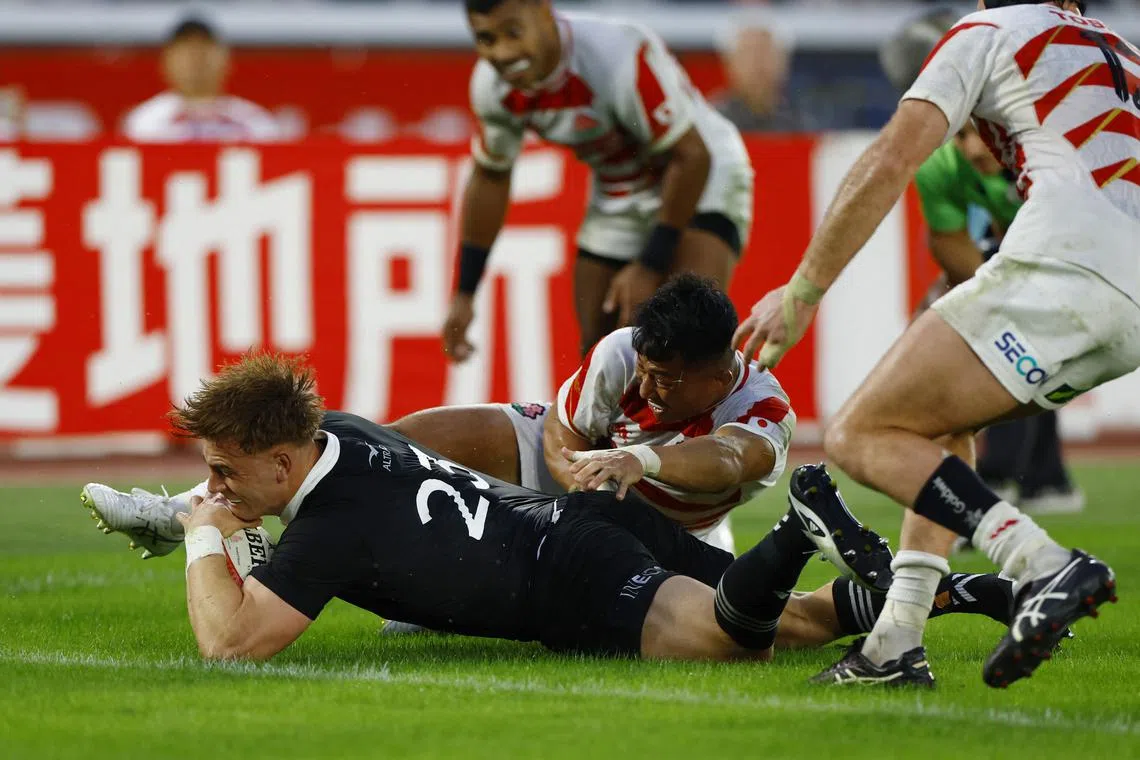 FILE PHOTO: Rugby Union - Japan v New Zealand - Yokohama International Stadium, Yokohama, Japan - October 26, 2024 New Zealand's Ruben Love scores a try REUTERS/Kim Kyung-Hoon/File Photo