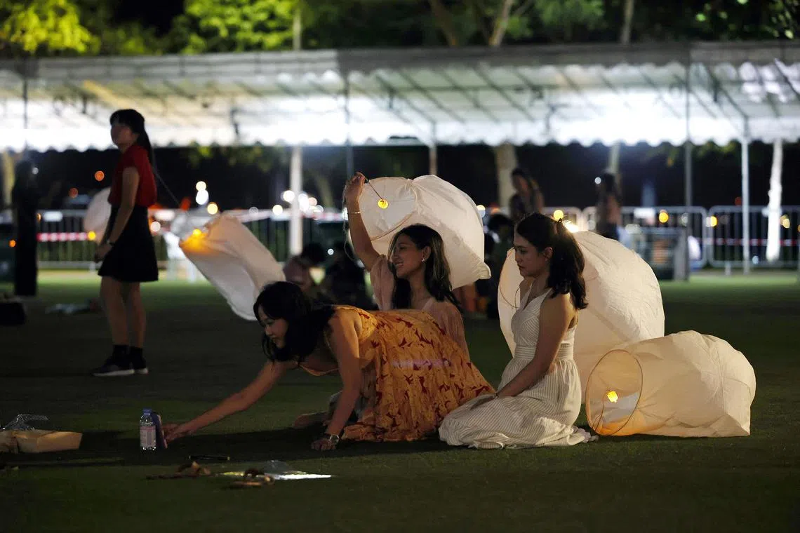 ST20240221_202439089371/pixlantern22/Jason Quah

Attendees at the Sky Lantern Festival at Sentosa on Feb 22, 2024. Hundreds of people attended the event at Palawan Green in Sentosa, billed as Singapore’s first-ever Sky Lantern Festival, only to be informed that they would not be able to ‘fly’ the lanterns as advertised. At around 7.30pm, event organisers said that “due to unforeseen circumstances” attendees would not be able to release the sky lanterns but would still be given LED candles and a pen to their wishes on the lanterns, regardless of whether they request for a refund.