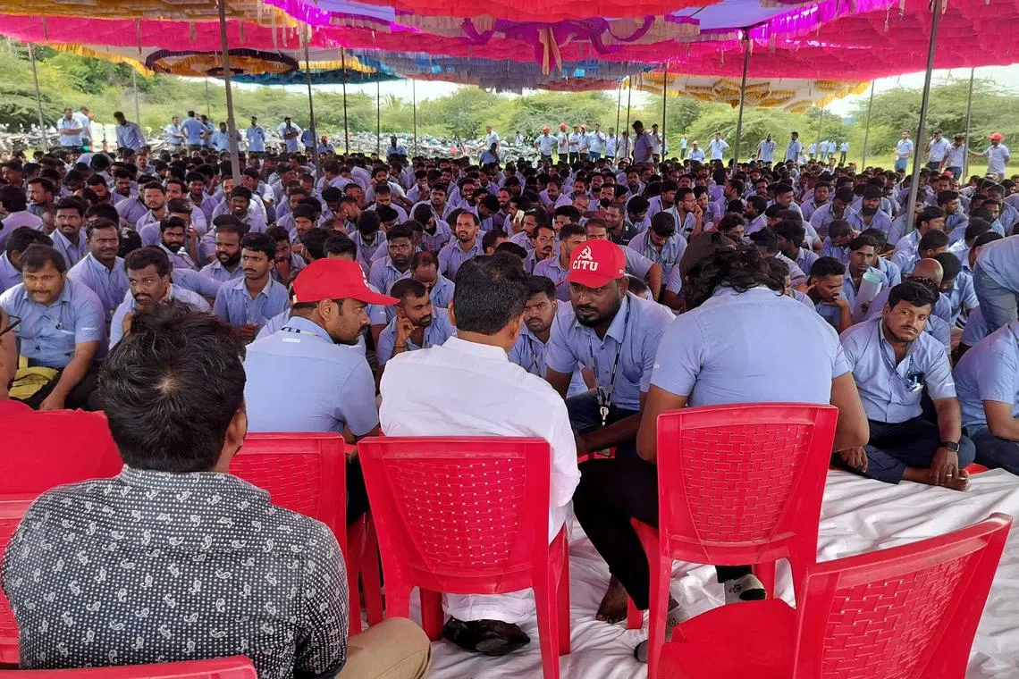 FILE PHOTO: Workers of a Samsung facility speak with their union leader E. Muthukumar during a strike to demand higher wages at its Sriperumbudur plant near the city of Chennai, India, September 11, 2024. REUTERS/Praveen Paramasivam/File Photo