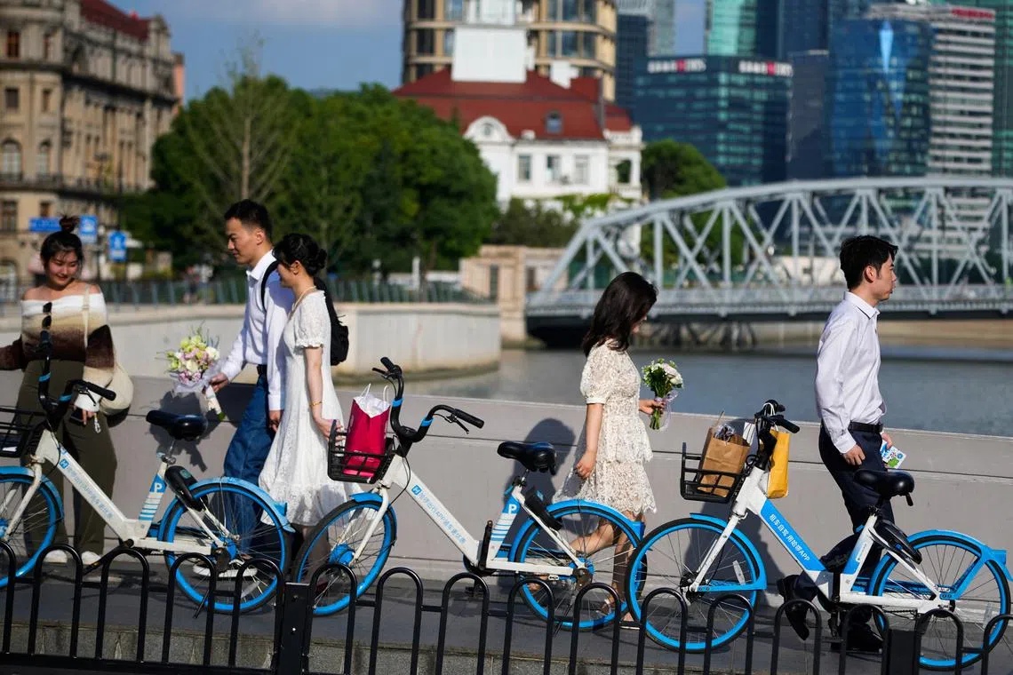 FILE PHOTO: Couples prepare to get their photo taken during a wedding photography shoot on a street, in Shanghai, China September 6, 2023. REUTERS/Aly Song/File Photo