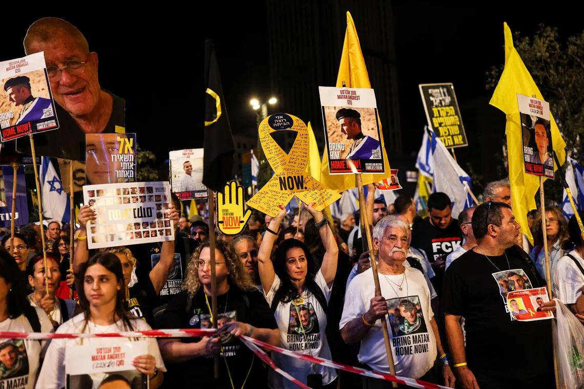 FILE PHOTO: Israeli protestors take part in a rally demanding the immediate release of the hostages kidnapped during the deadly October 7, 2023 attack on Israel by Hamas, and the end of war in Gaza, in Jerusalem September 6, 2025. REUTERS/Ronen Zvulun/File Photo
