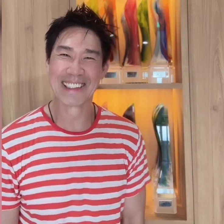 Edmund Chen shared posted on Jan 25 a video of himself and several fans singing the theme song of Fiery Passion.