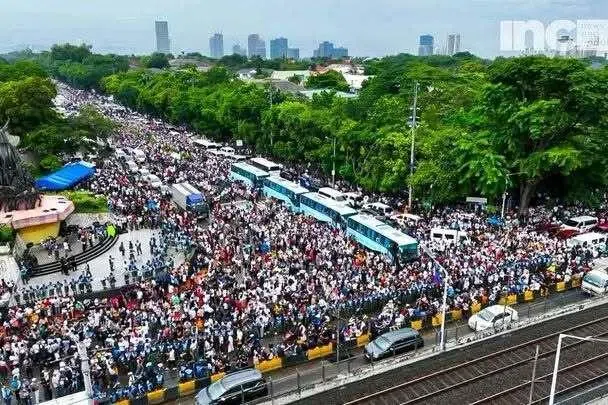 Thousands of members of a powerful Philippine religious sect rallied in Manila on June 30, snarling up rush-hour traffic for kilometres in every direction.