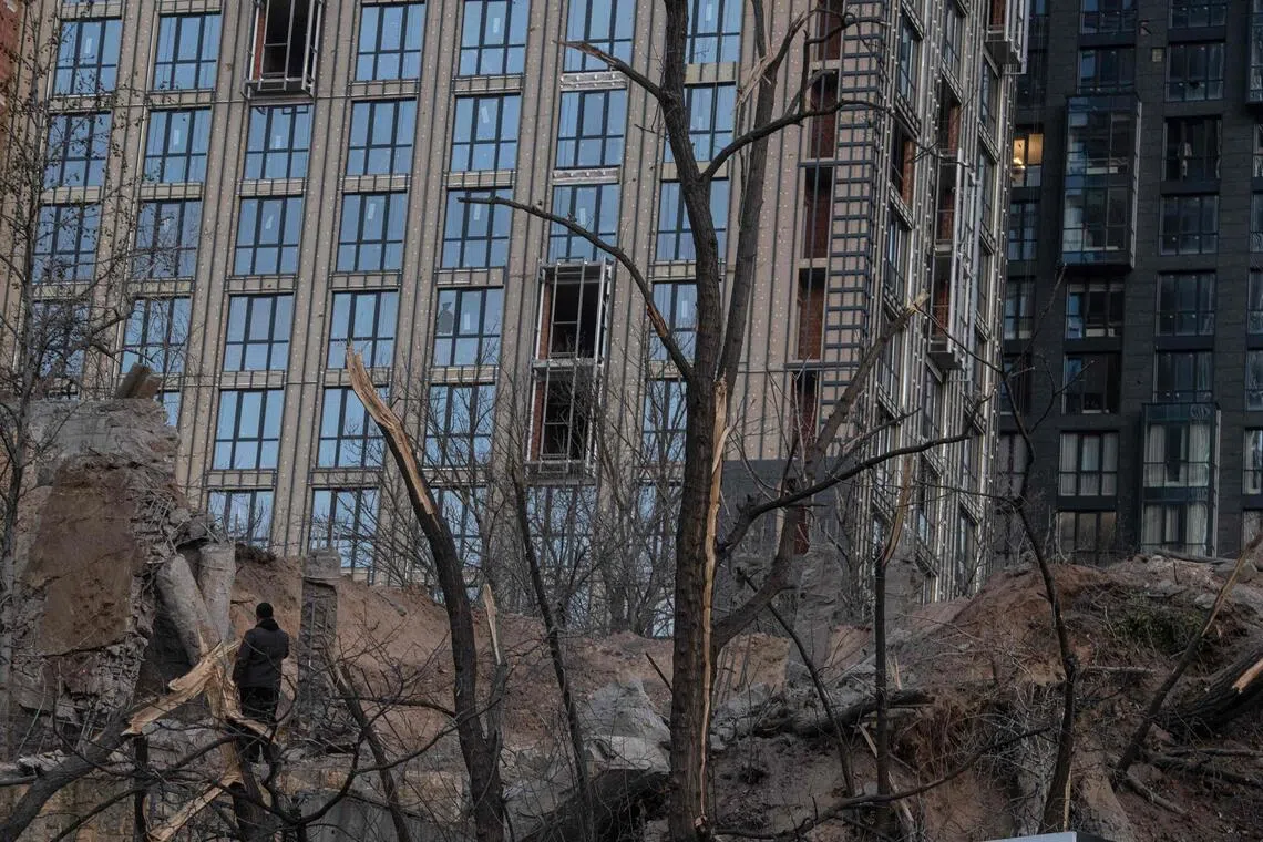 TOPSHOT - A man looks towards the site of Azerbaijan's embassy to Ukraine following a Russian air attack, in Kyiv on November 14, 2025, amid the Russian invasion of Ukraine. Russia struck residential parts of Ukraine's capital Kyiv on November 14, 2025, Ukraine said, killing six people in a single apartment block in attacks Ukraine's President denounced as "heinous" and aimed at civilians. (Photo by Vladyslav Musiienko / AFP)