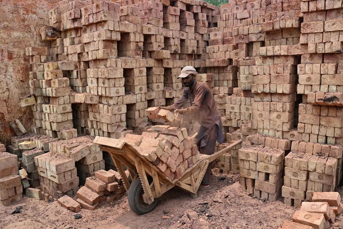 Pakistan brickmakers scorched by sun above and fire below