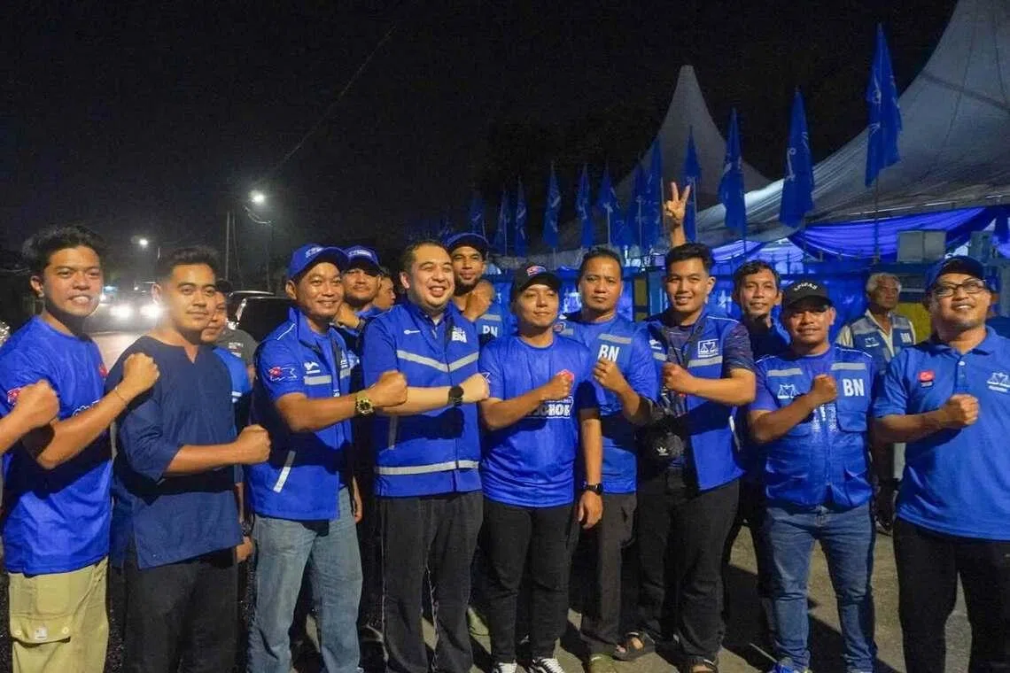 Nazifuddin Najib (middle, in vest) with BN grassroots campaigners during a dialogue session in Kluang, July 2.