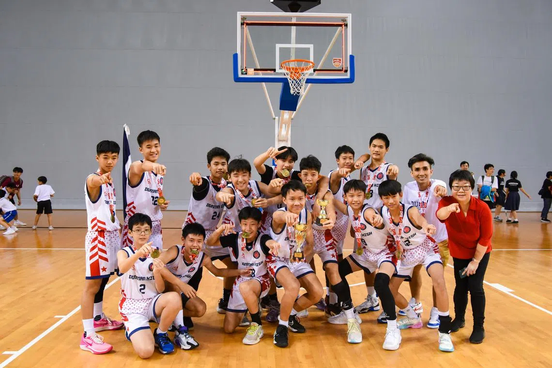 Dunman High School's players taking a group picture after the National School Games basketball C Division boys finals on August 30, 2023.

 ST PHOTO: EUGENE TAN