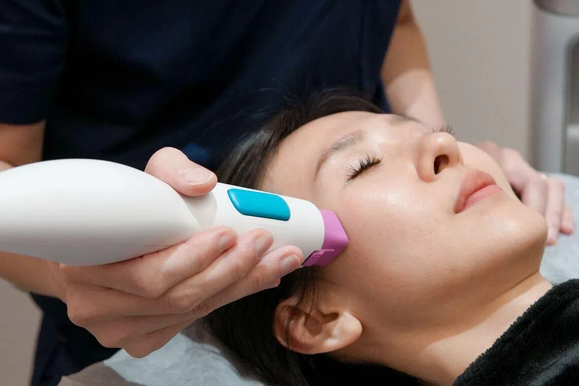 Thermage FLX uses radiofrequency energy to support the skin’s natural collagen remodelling as part of a non-invasive approach to maintaining skin firmness.