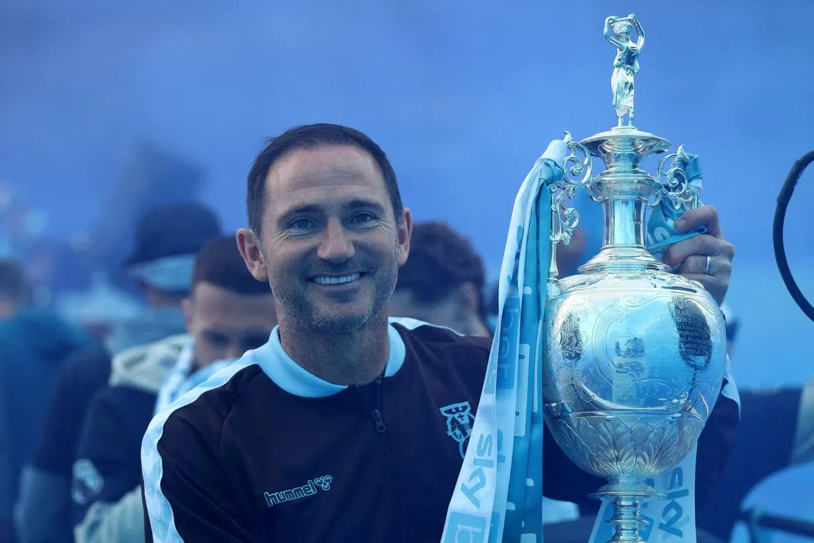 FILE PHOTO: Soccer Football - Championship - Coventry City Promotion Parade - Coventry, Britain - May 4, 2026 Coventry City manager Frank Lampard poses for a photograph with the Championship trophy during the parade as they celebrate promotion to Premier League REUTERS/Hannah Mckay/File Photo