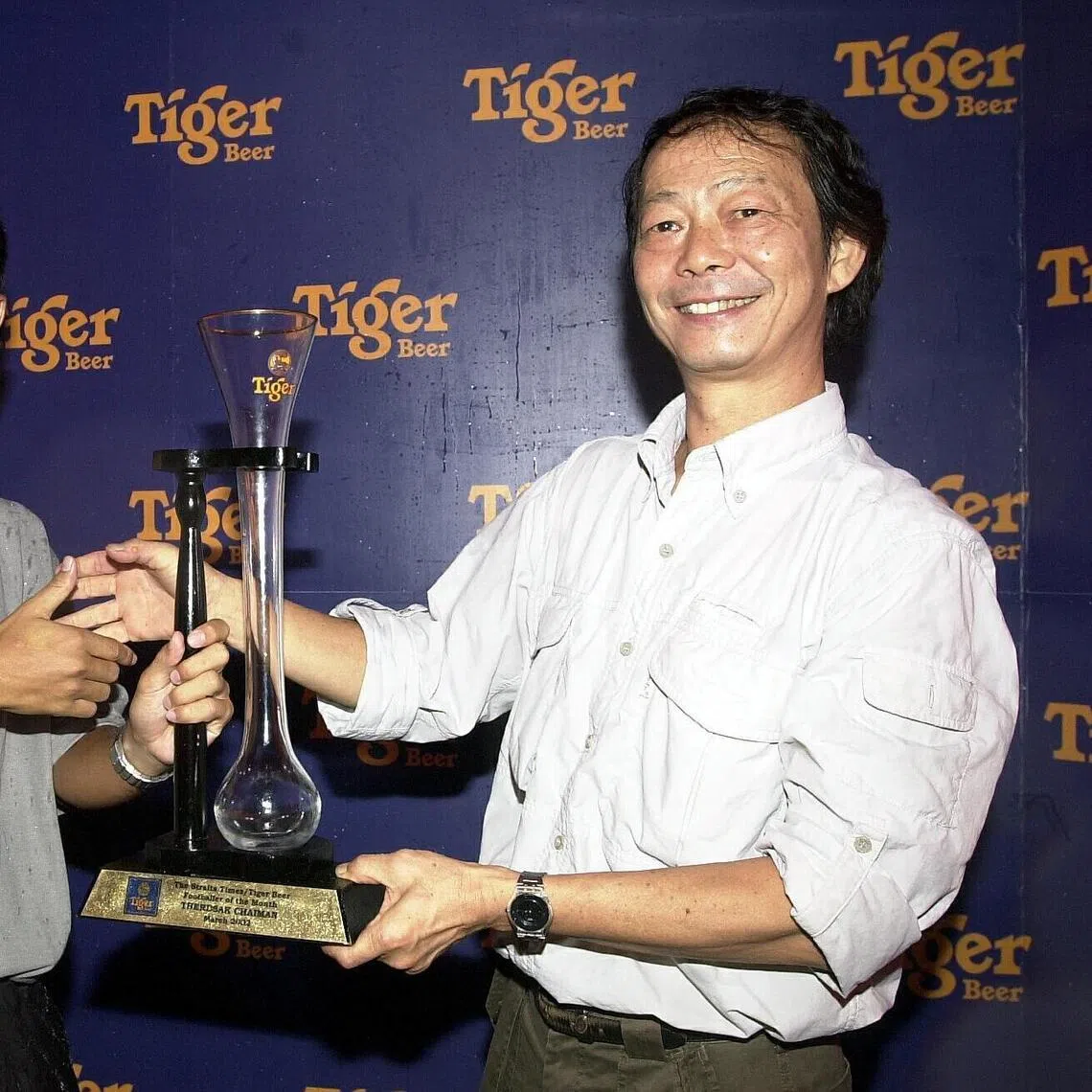[(L-R) Therdsak Chaiman and Jeffrey Low at
the Player of the Month award.  Therdsak
Chaiman is the season's first Straits Times
- Tiger Beer Player of the Month.  ]