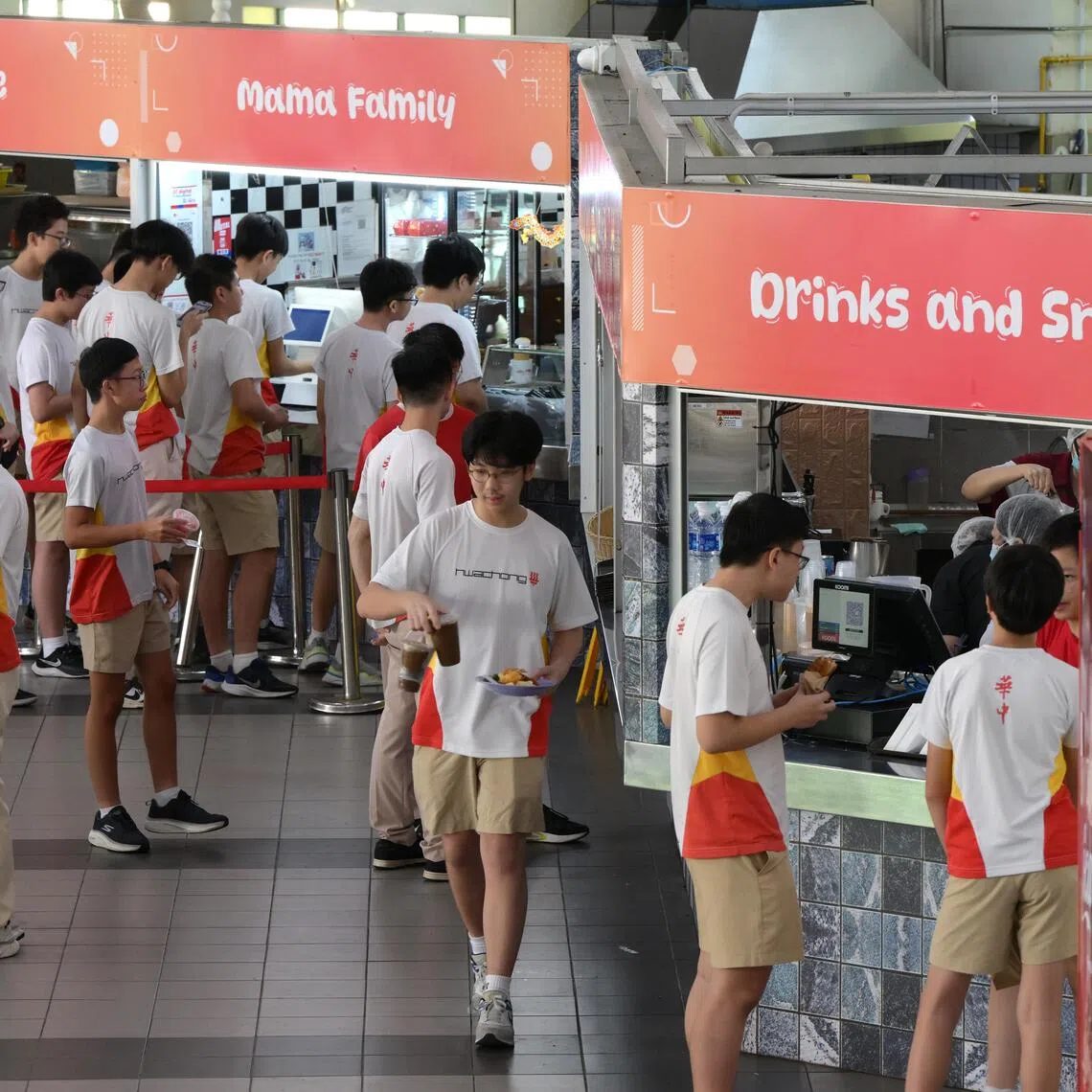 ethci20/ST20251017_202562800553/Ng Sor Luan/Recess time at Hwa Chong Institution on Oct 17, 2025. Hwa Chong Institution (HCI) joins a growing list of schools who have turned to external food operators to replace traditional canteen stallholders. They will be partnering with airline caterer Sats in January 2026 to replace traditional canteen stallholders with a hybrid model. The school’s 4,300 students and staff from its high school and college sections will be able to choose from freshly cooked meals from on-site stalls with pre-packed options prepared in a central kitchen.
