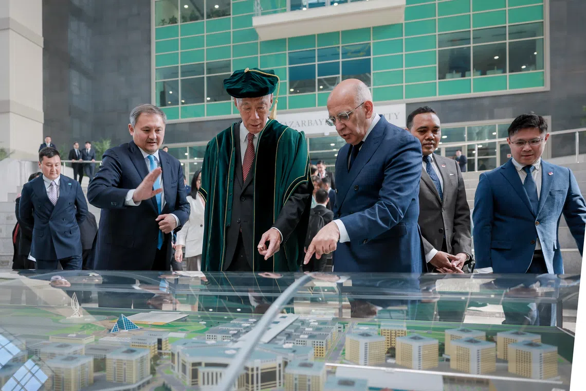 Senior Minister Lee Hsien Loong on a tour of Nazarbayev University with Nazarbayev University President Waqar Ahmad.