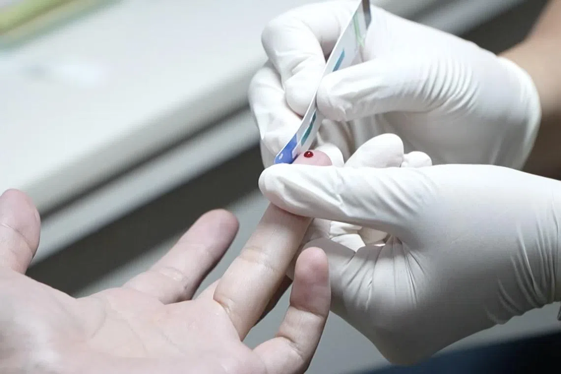 公众只需提供手指尖的一滴血，等待20分钟，便能知道自己是否感染HIV。（视频截图）