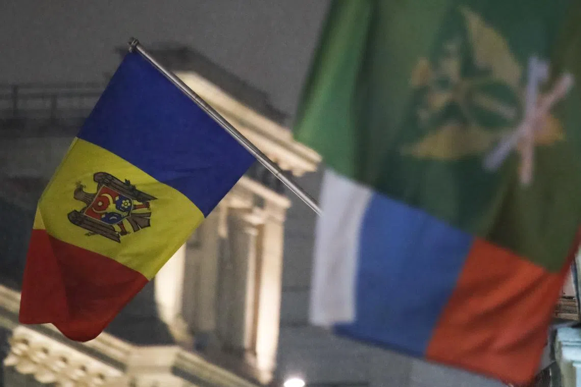 The state flag of Moldova (L) flies outside the country's embassy in central Moscow, Russia December 18, 2017. REUTERS/Maxim Shemetov/File photo