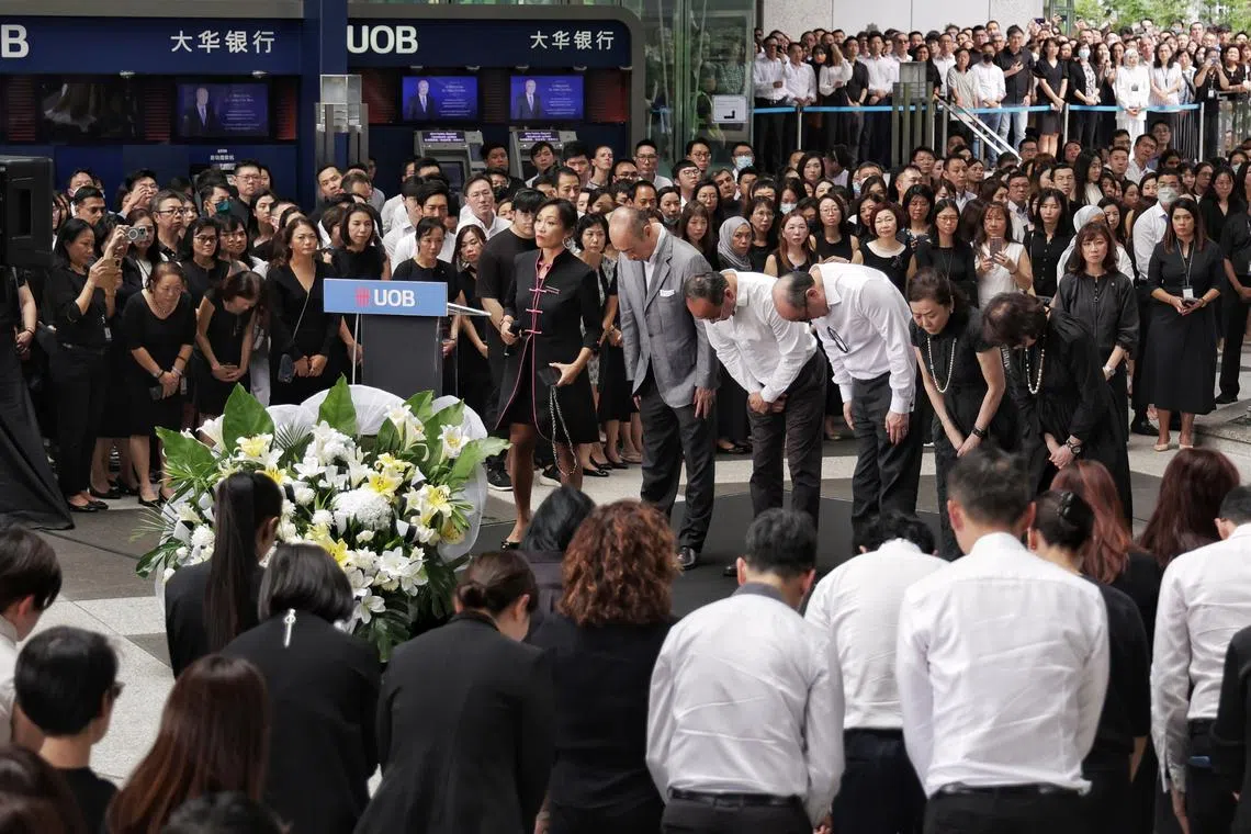 Family members of the late Dr Wee Cho Yaw thanking UOB employees and members of the public at UOB Plaza Atrium on Feb 7, 2024.