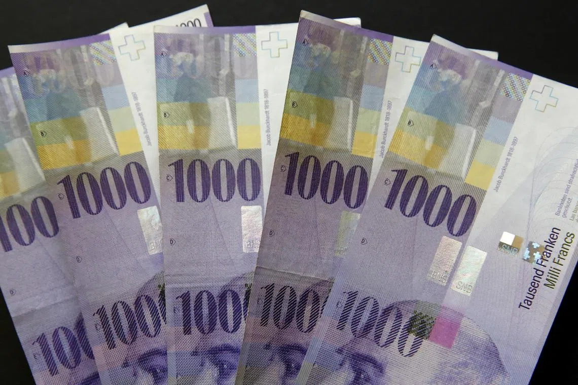 An elderly man in Switzerland dropped 20,000 Swiss francs (S$28,852) outside the bank and a couple returned the cash to him in full. 