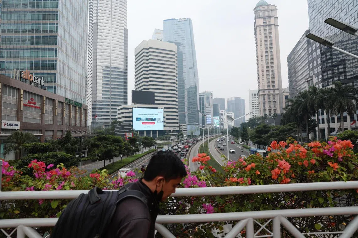 epa11321282 A person walks past a Main Street in Jakarta, Indonesia, 06 May 2024. According to the Central Statistics Agency (BPS), the Indonesian economy grew by 5.11 percent year on year in the first quarter of 2024. This economic growth rate has increased from the fourth quarter of 2023, when it was only 5.04 percent.  EPA-EFE/ADI WEDA